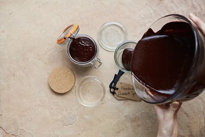 Fill Mason-jars with the delicious hazelnut spread