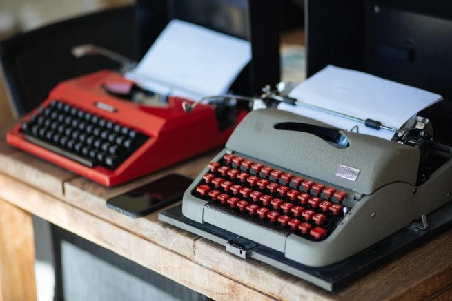 Carefully selected typewriters lined with fine writing paper from the Serafina workshop are placed throughout Serafina