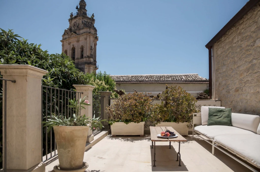 The garden and the terrace, with stunning views over the cathedral of San Giorgio, are places for meditation where one can enjoy silence and reconnect with the earth. Sheltered by tall walls, you can relax in the stone hot tub, enjoy a massage under the pomegranate tree, have dinner, or read in the shadows of the citrus trees.