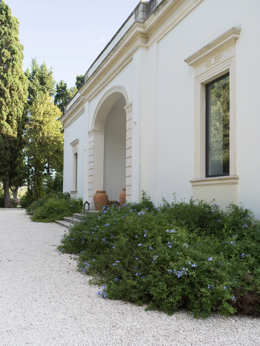 Only a ten-minute drive outside the town gates, the Villa had fallen into a ruin, but has been rebuilt by the award winning architect Heidi Locher and her husband Jim, who is in the music business.