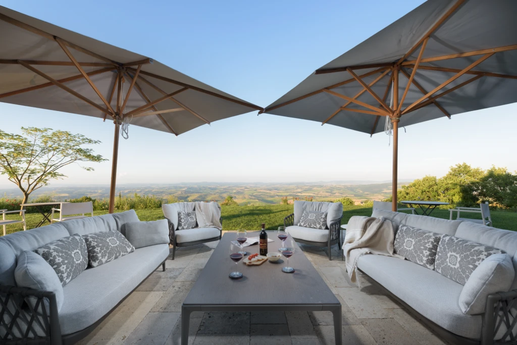 Een heerlijk lounge terras met uitzicht op  Val d'Orsia, UNESCO World Heritage site, Tuscany, Italy