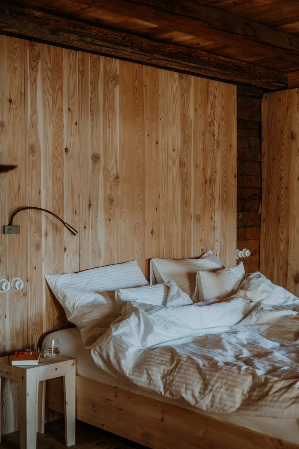 Each room has its own unmistakable character and is furnished with a large double bed made of Swiss pine, this in combination with the absolute quietude of the remote Dosoledo village are the major ingredients for a restful night's sleep
