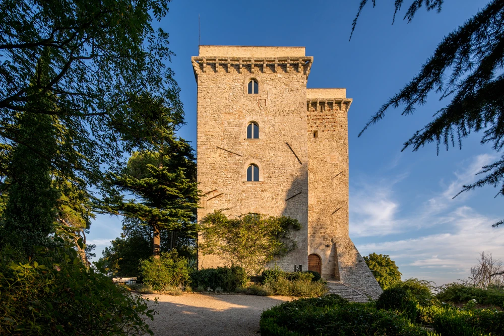 A wonderful, medieval tower that perfectly combines modern and classic Italian styles and is set on a hill overlooking the breathtaking Umbrian landscape.