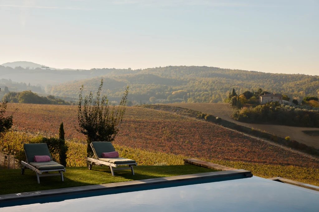 Een relaxed moment, met een tijdschriftje in de schaduw van het overdekte terras van Podere Invidia