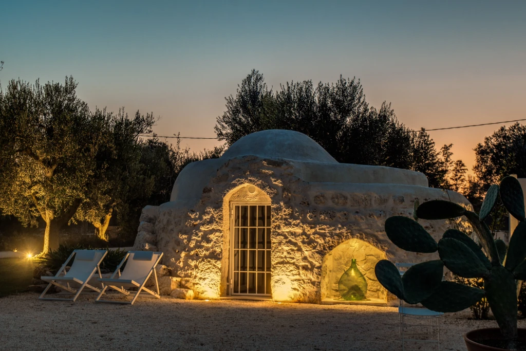One additional double bedroom (with a private bathroom and independent entrance) is located in an adjoined little trullo
