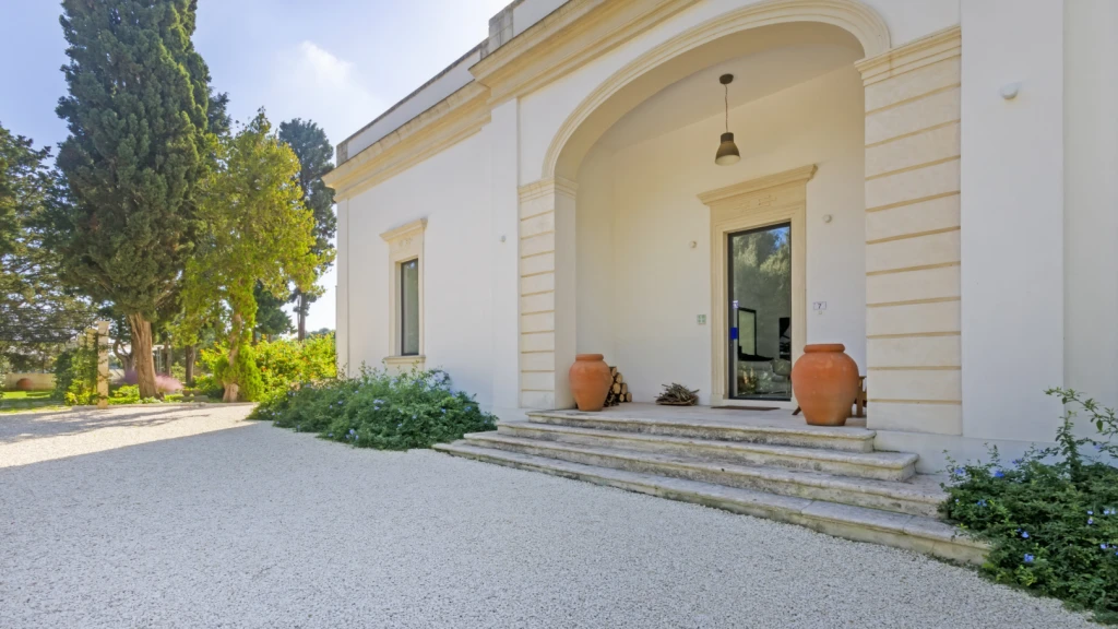 Only a ten-minute drive outside the town gates, the Villa had fallen into a ruin, but has been rebuilt by the award winning architect Heidi Locher and her husband Jim, who is in the music business.