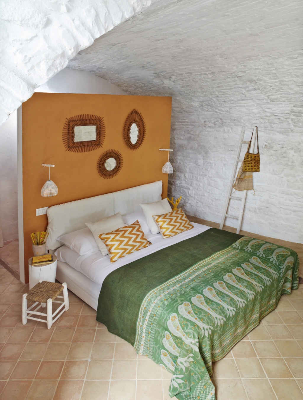 The Yellow Room: ideal set-up for teenagers with a private entrance from the garden