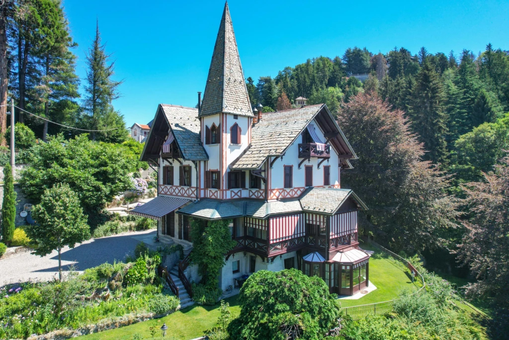 Little Gem No. 063 | Fairytale Castle Lake Como