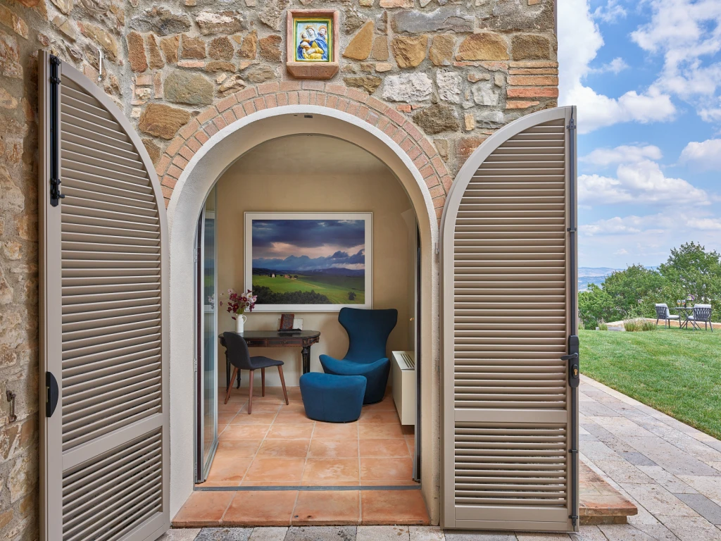 De villa is liefdevol gerestaureerd tot een eigentijds, verfijnd en comfortabel huis, met de beste Italiaanse design-meubels.