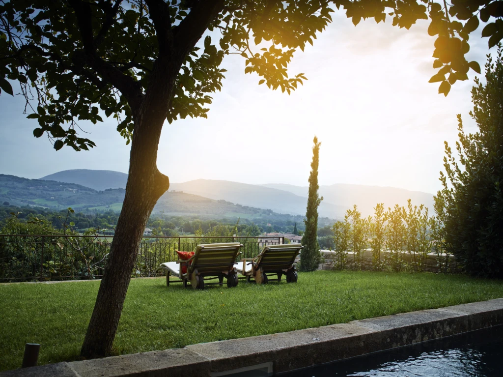The Garden House offers the ideal setting: a lawn with inviting loungers and vintage garden furniture, the shade of trees, and a small natural stone swimming pool.  Forget noises and traffic and enjoy the vast beauty of the Italian landscape.