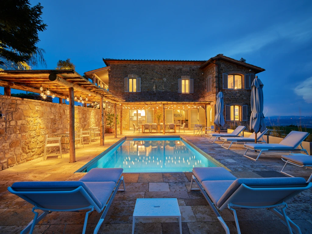 Zwembad in de avond, Montalcino, Val d'Orsia, Tuscany