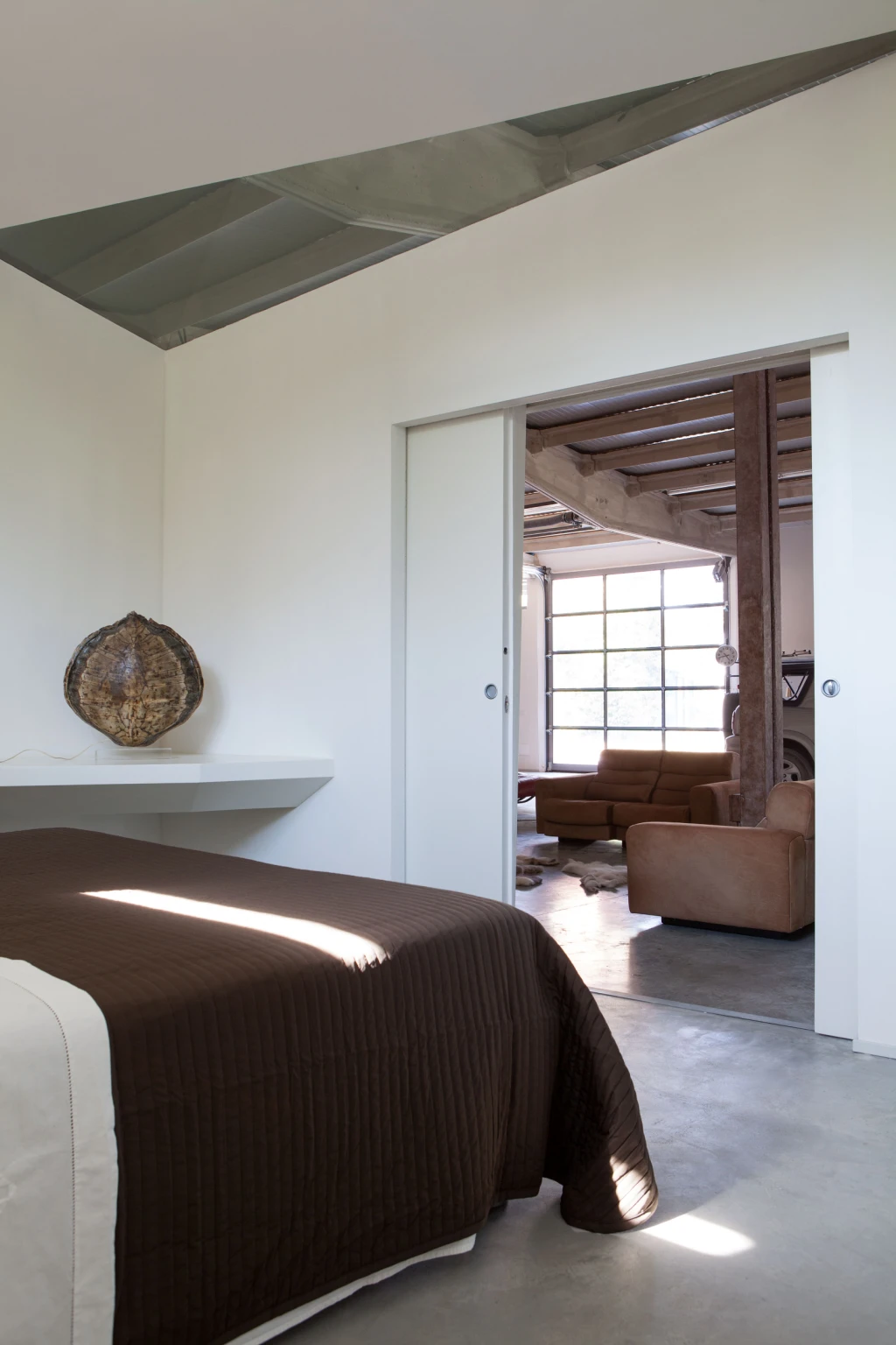Minimalistic bedroom design - Vogue Living