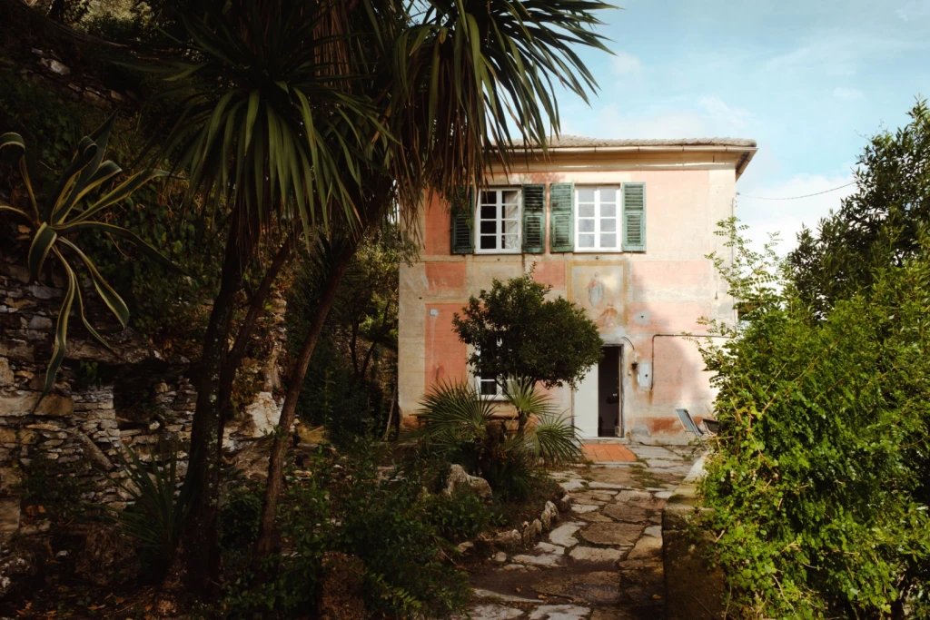 Little Gem No. 081 | A quiet hilltop villa lost in time