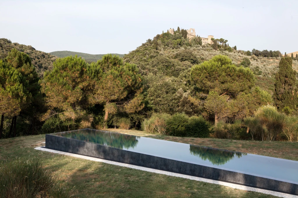 Stunning infinity pool in the rolling hills of the Tuscan Countryside, Montisi