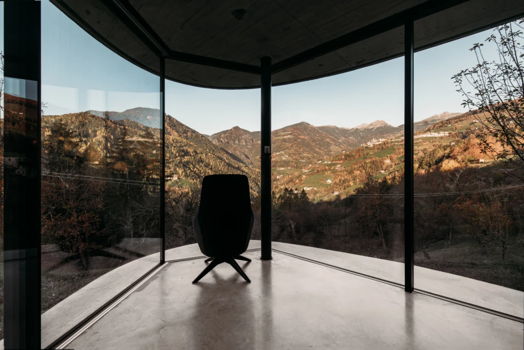 Set in the midst of the South Tyrolean mountains. The surrounding glass facade provides the sensation of complete freedom and helps you to disconnect from stress and connect with nature.