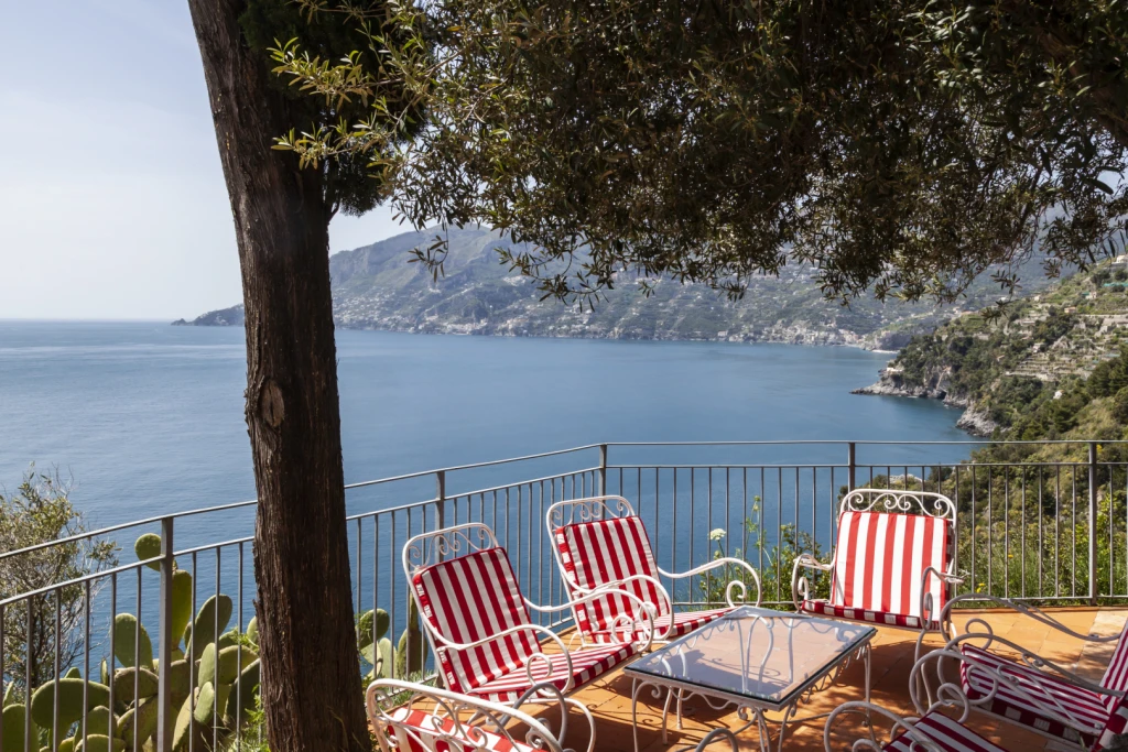 a private terrace with a splendid views of the sea and the Amalfi coast.