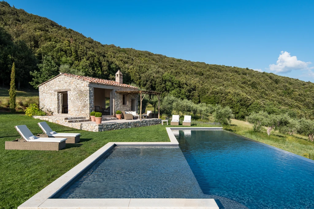 the lovely pool house facing the big infinity pool, you can cocoon yourself in the enthralling views of the Umbrian countryside.