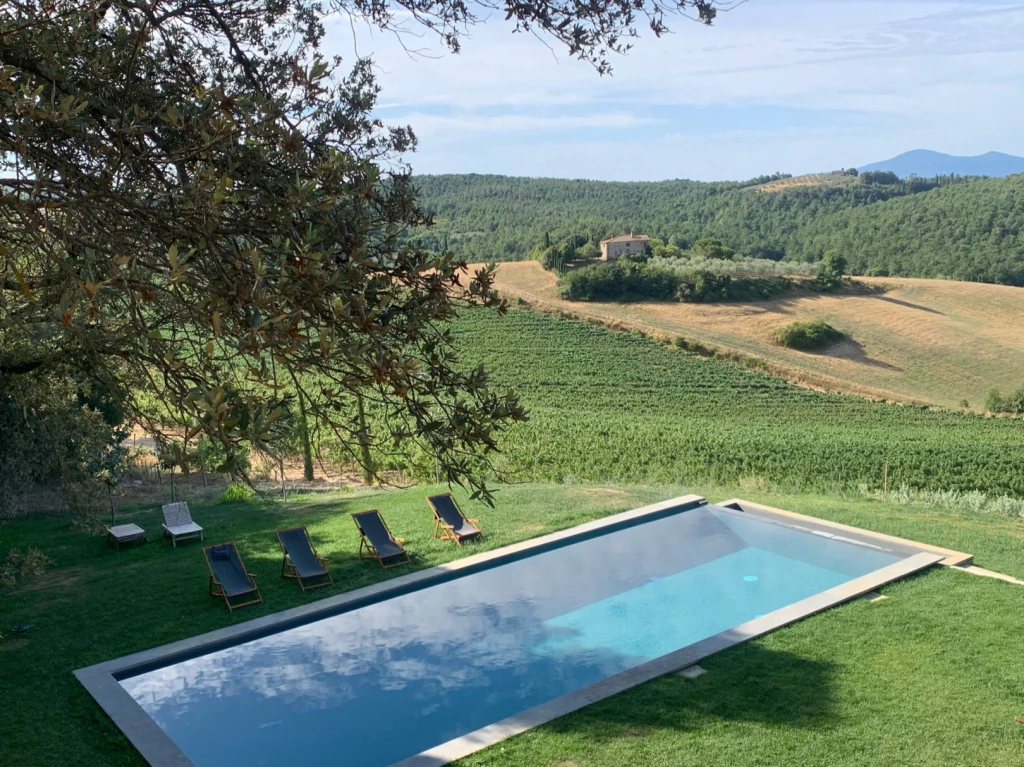 Infinitiy pool, 14 meter lang met uitzicht over het Toscaanse landschap