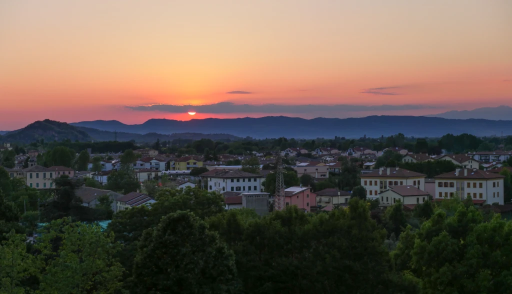 We think that this is the ideal base of discovering the beautiful province of the Veneto. Located in the scenic Colli Euganei, the hills have not just stunning views but also castles, abbeys, villas, vineyards and thermal baths.