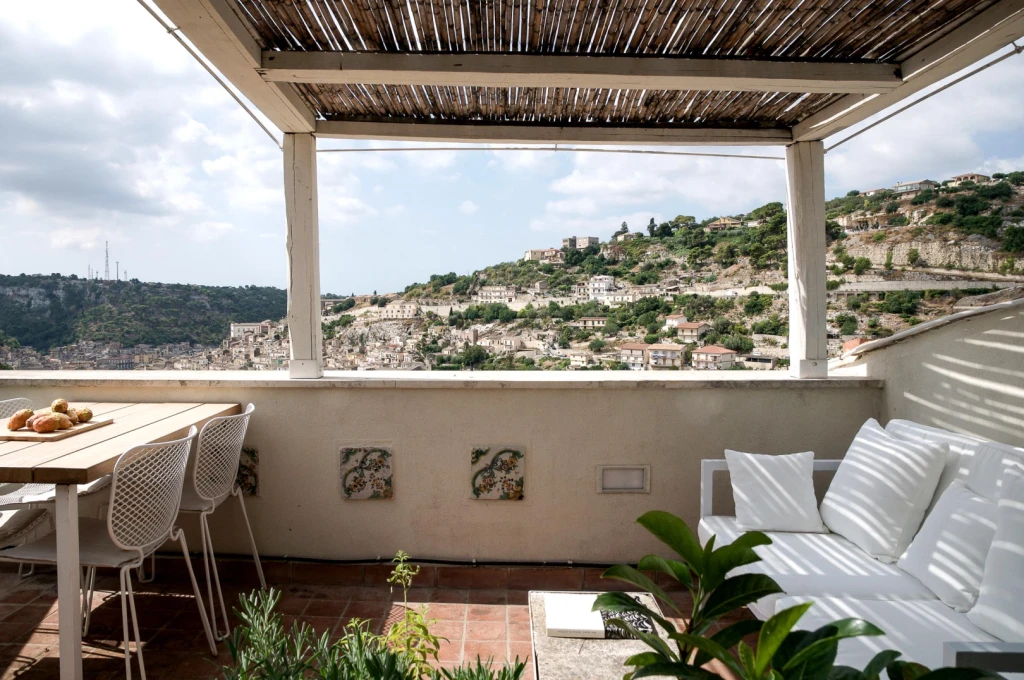 On the terrace, you can sunbathe or dine under the stars as your gaze embraces the entire historic center and the rocks of the valley, spanning from the ancient Jewish district of "Cartellone" to the scenographic Cathedral of San Giorgio up to the Castle of the Counts.