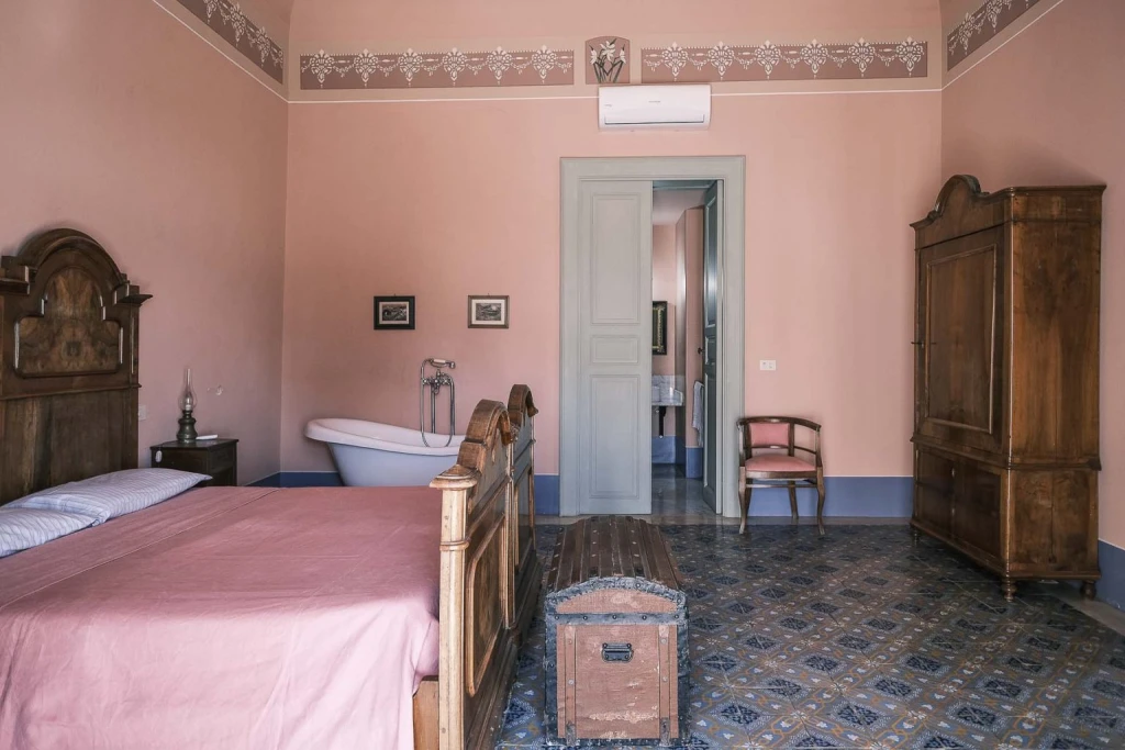 All rooms boast period furniture and original details that have been carefully recovered, such as the frescoed ceiling vaults and the floors decorated in nineteenth-century *majolica