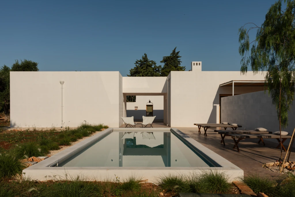 Poolside relaxation in Puglia, villa for 6 people.    [ Image ©️Fiona Walker-Arnott ]