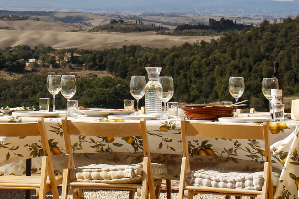 Lunch op Podere Invidia is altijd een feest. Goed eten en prachtig uitzicht onder de Toscaanse zon