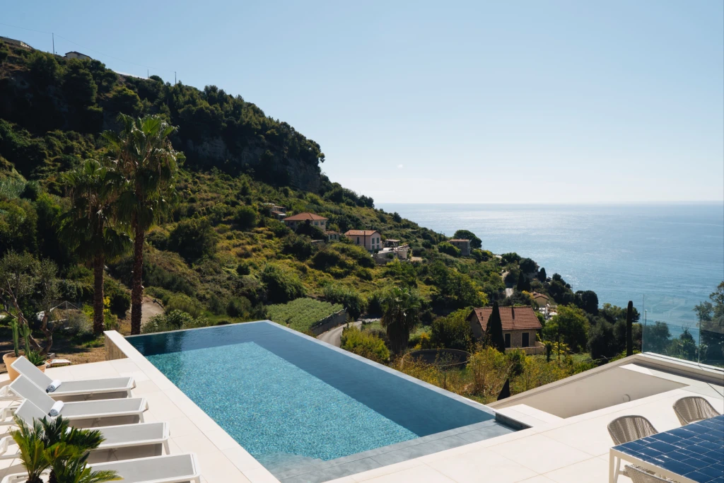 No. 098 | Luxury Cliffside Escape