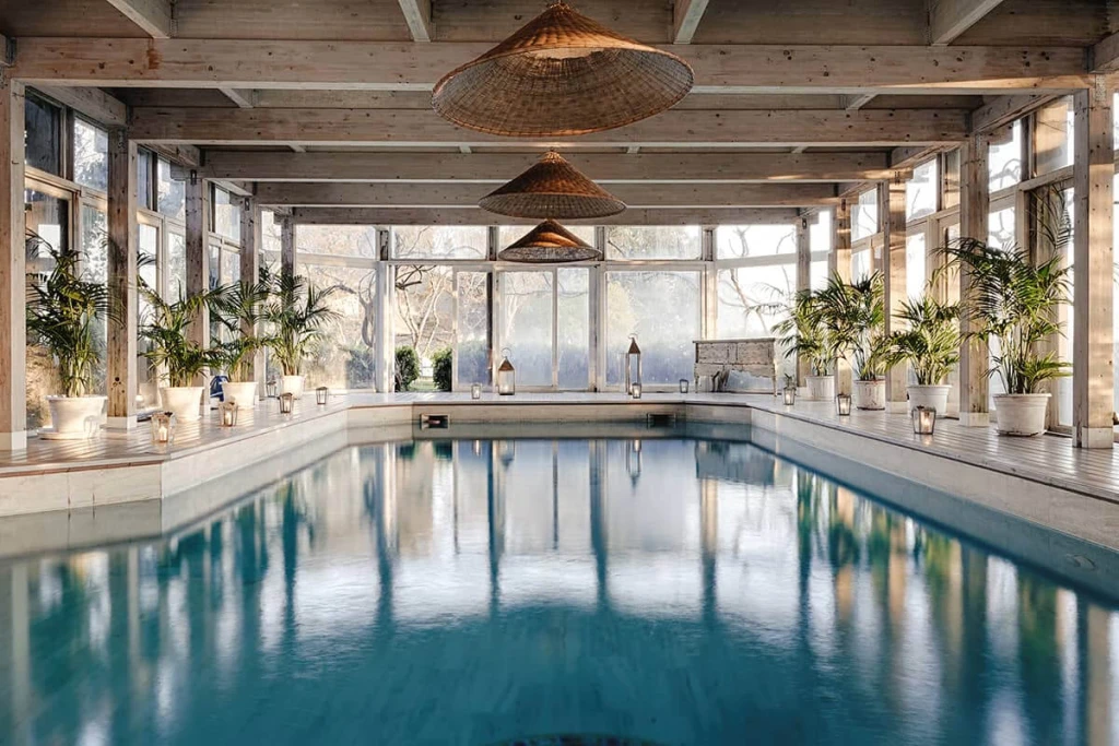 A super relaxed and stunning indoor swimming