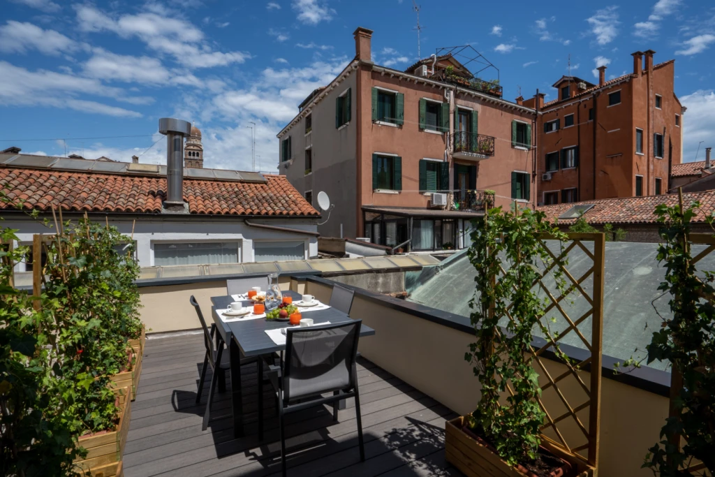 Breakfast in the morning or sunset drink in the evening, the outdoor terrace is a perfect spot, overlooking the rooftops of Venice