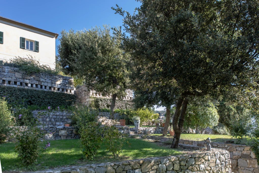 The house is located in the highest part of the hill, overlooking the entire Ligurian mountains and countryside