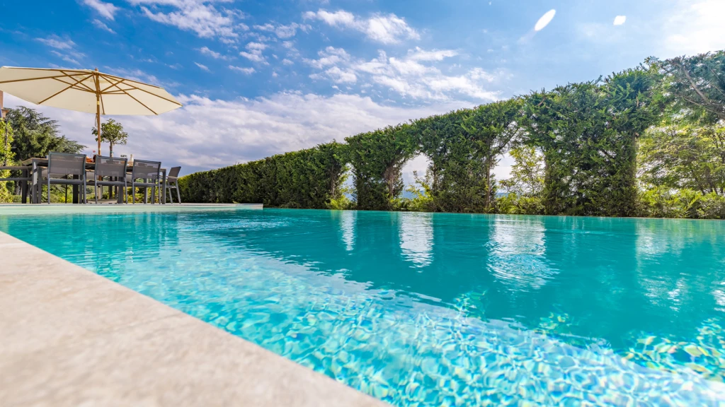 Even from the pool you can enjoy the view, in privacy: a view through the hedges