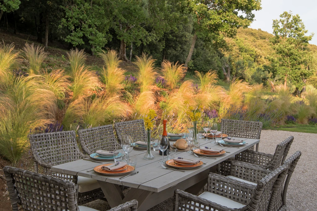 Alfresco dining, surrounded by nature and stunning views