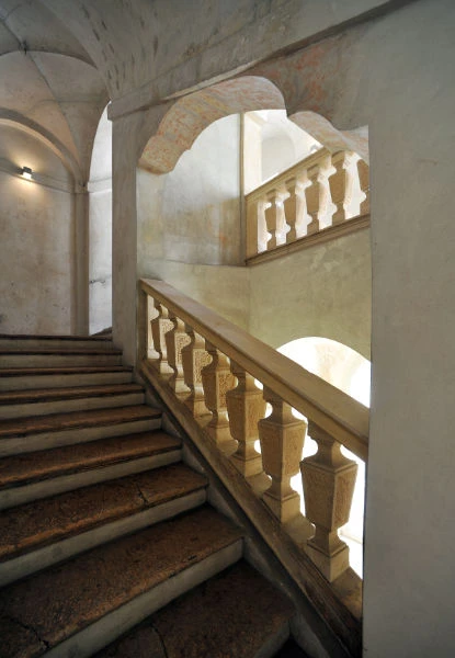 At the beginning of the 2000s Palazzo Beccaguti Cavriani was completely renovated by the current owners, Architect Massimo Ghisi and his wife Vanna Bernardelli.