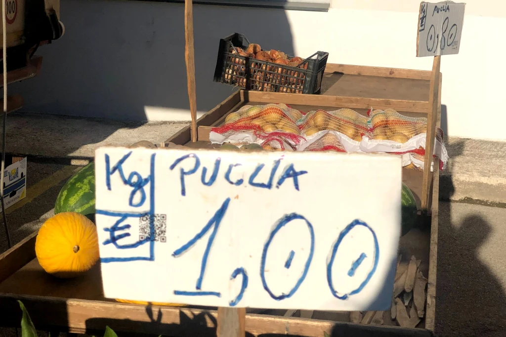 Weekly market in Cisternino